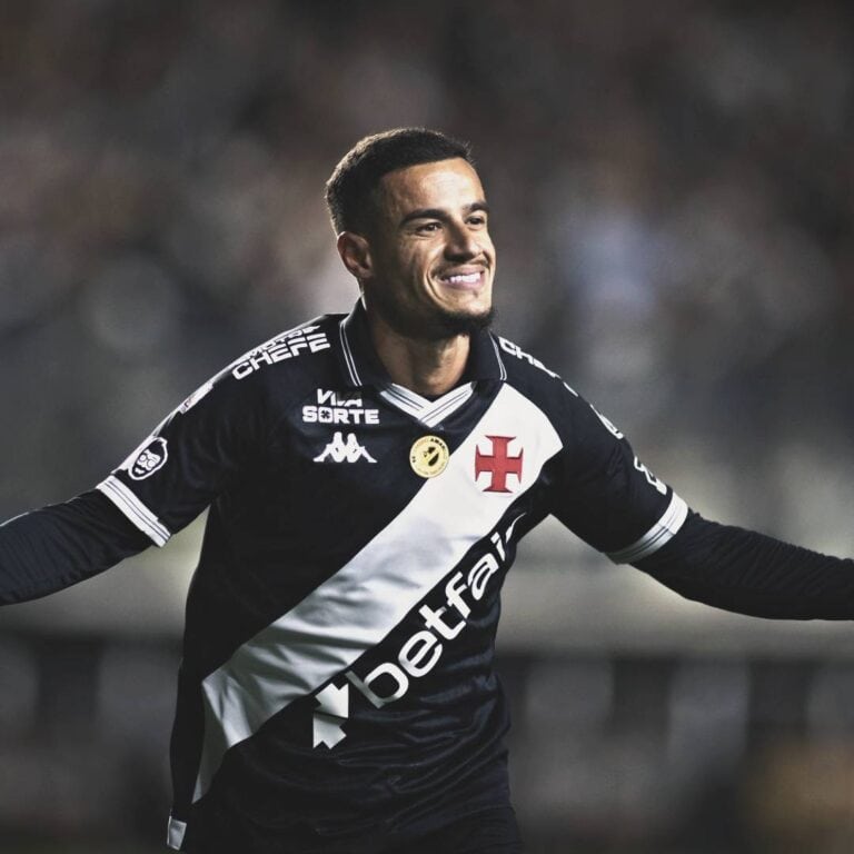 Blusa do员Na Vasco com brasão e patrocinador.