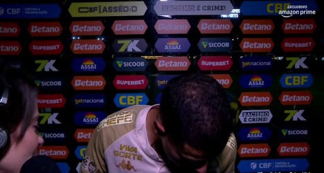 Vasco na entrevista, fundo com logos de patrocinadores.