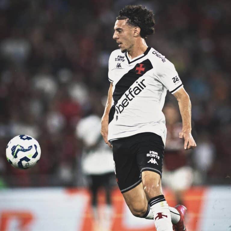 Jogador do Vasco correndo com a bola durante partida.