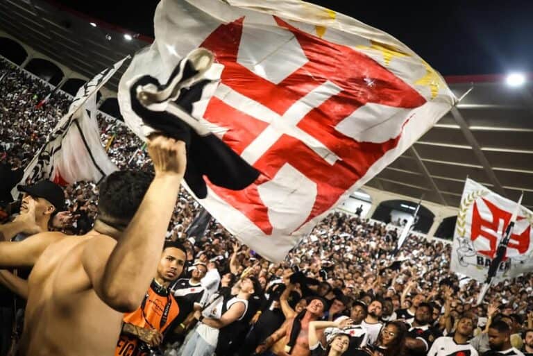 Vasco da Gama torcedores com bandeiras no estádio.