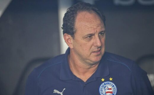 Futebolista com uniforme do Vasco da Gama incluindo escudo.