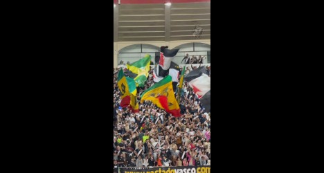 Torcida do Vasco comemorando no estádio.