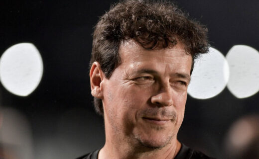 Homem com cabelo castanho e expressão confiante.