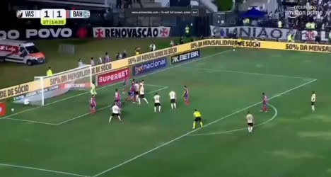 Jogadores do Vasco e Bahia na cobrança de escanteio.
