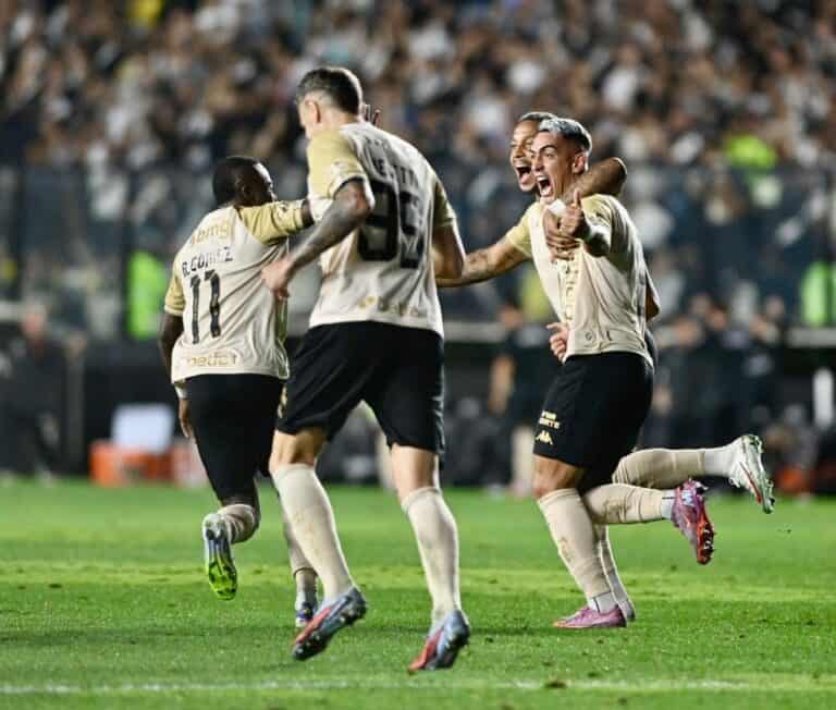 Celebridade do time do Vasco comemorando gol juntos.