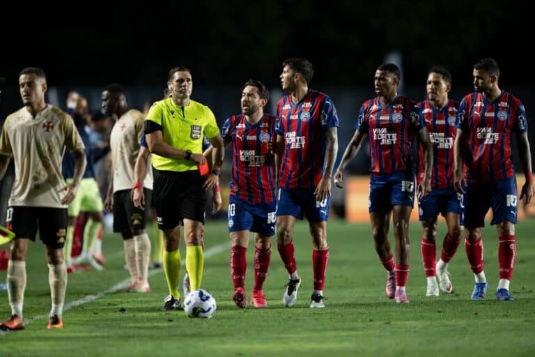 Jogadores do Vasco em campo durante jogo noturno.