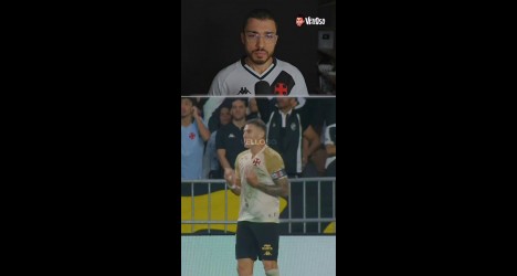 Jogador do Vasco comemorando gol.