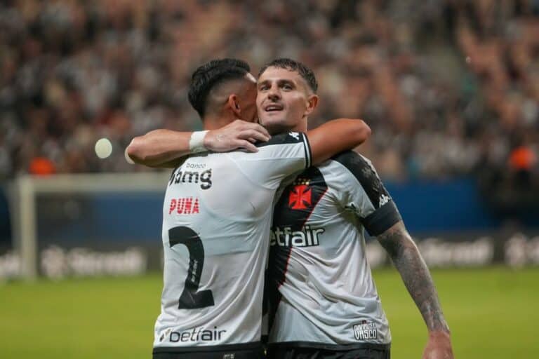 Jogadores do Vasco comemorando gol no estádio.