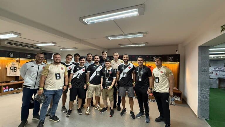 Jogadores do Vasco em loja do clube vro, uniforme oficial.