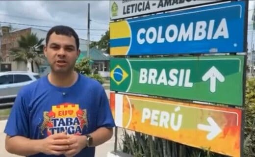 Vasco na Rússia, usando camisa e exibindo sinais de paz.