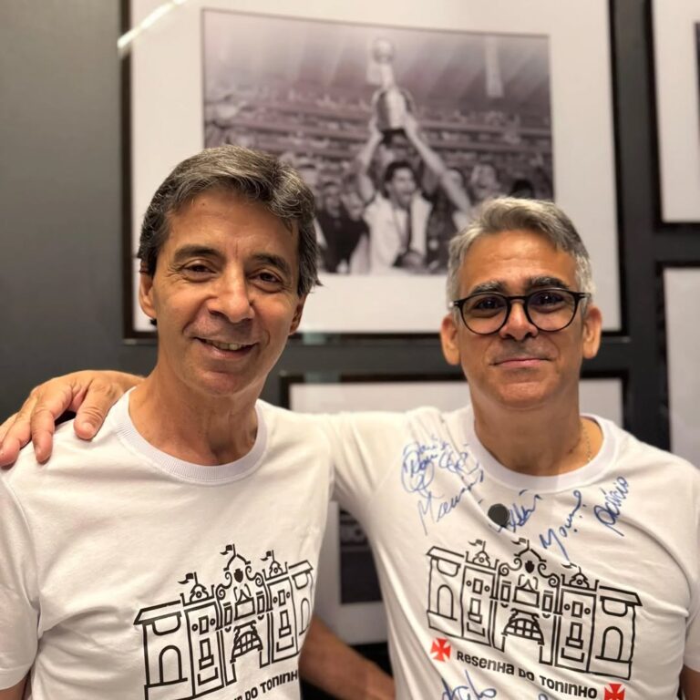 Amigos comemorando vitória com camisas do Vasco.