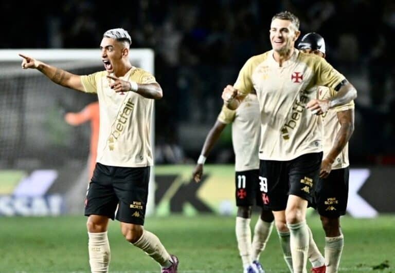 Jogadores do Vasco comemorando gol em campo.
