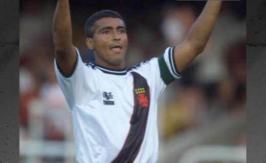 Jogador do Vasco comemorando em campo.