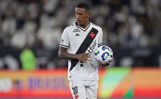 Jogador do Vasco com bola nos pés.