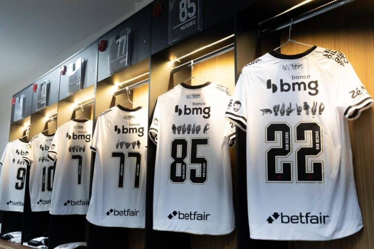 Uniformes de futebol do Vasco da Gama pendurados no armário.