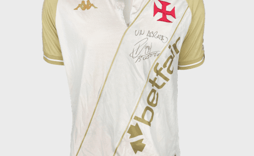 Camisa do Vasco com assinatura à vista.