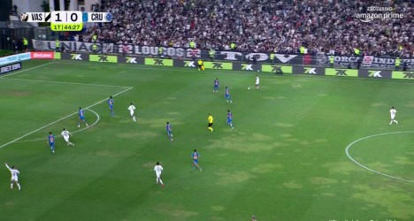 Ação de jogo entre Vasco e Cruzeiro no estádio.