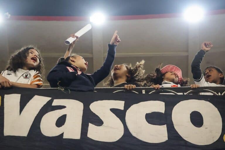 Crianças torcendo no estádio Vasco da Gama.