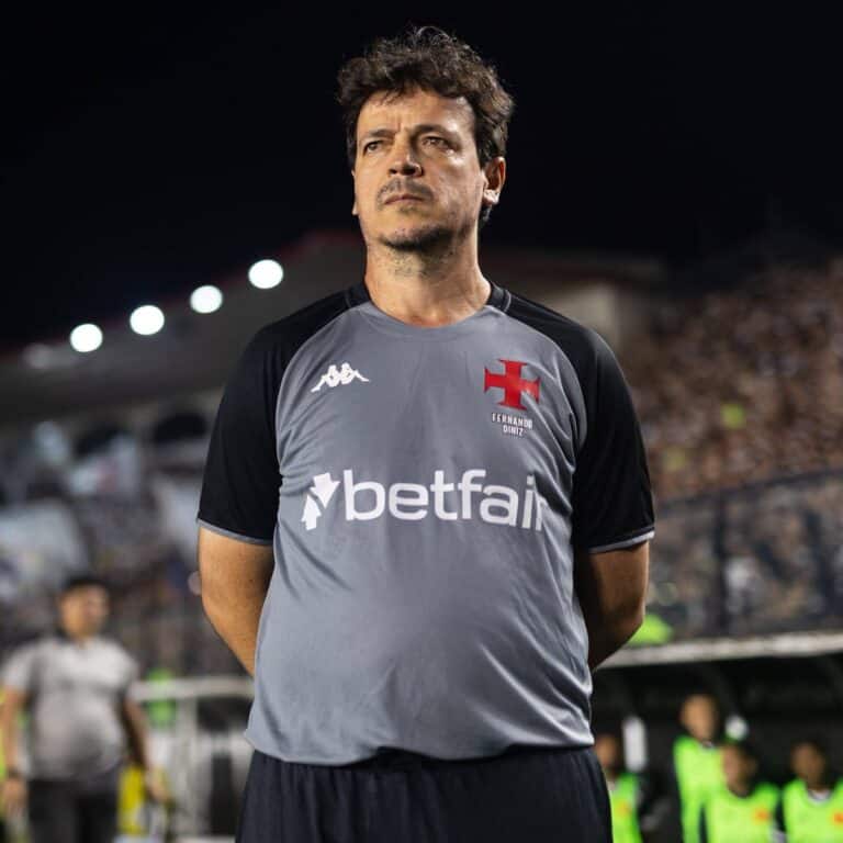 Fernandinho vestindo uniforme do Vasco na torcida.