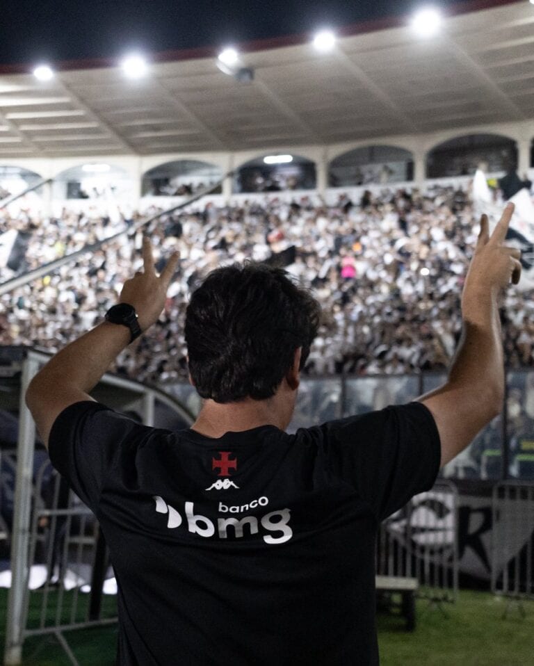 Vasco da Gama comemorando torcida no estádio.