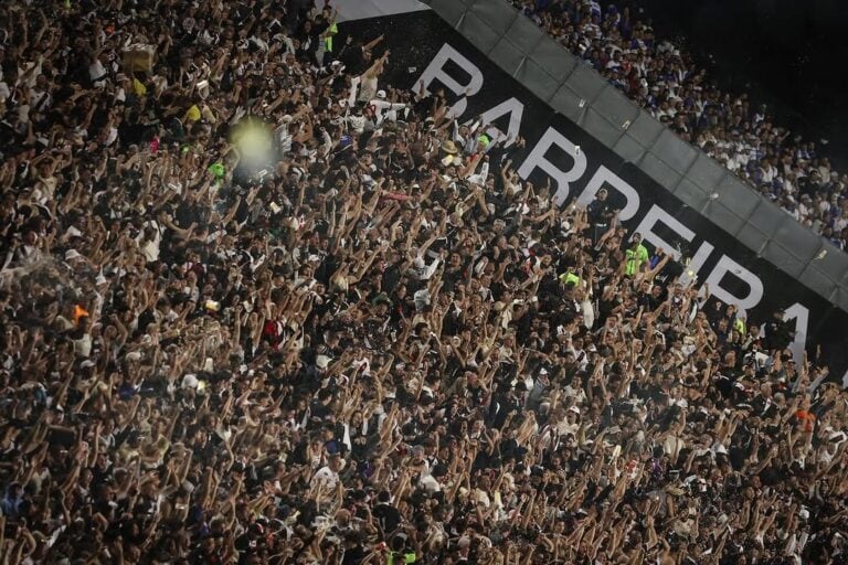 Arquivo: torcedores do Vasco em jogo na arquibancada.