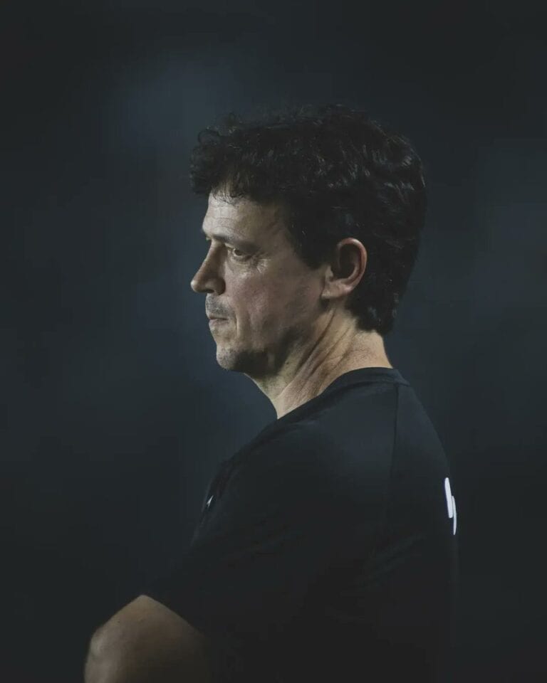 - FOTO DE HOMEM COM CABELO ESCURO, OLHAR FIXO E EXPRESSÃO Séria.