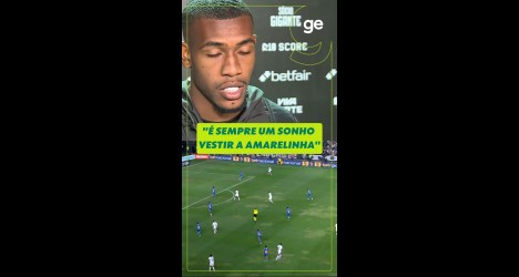 Aje: Lose a jogada do futebol no estádio.