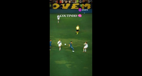 Jogadores em campo durante partida de futebol; time do Vasco e adversários.