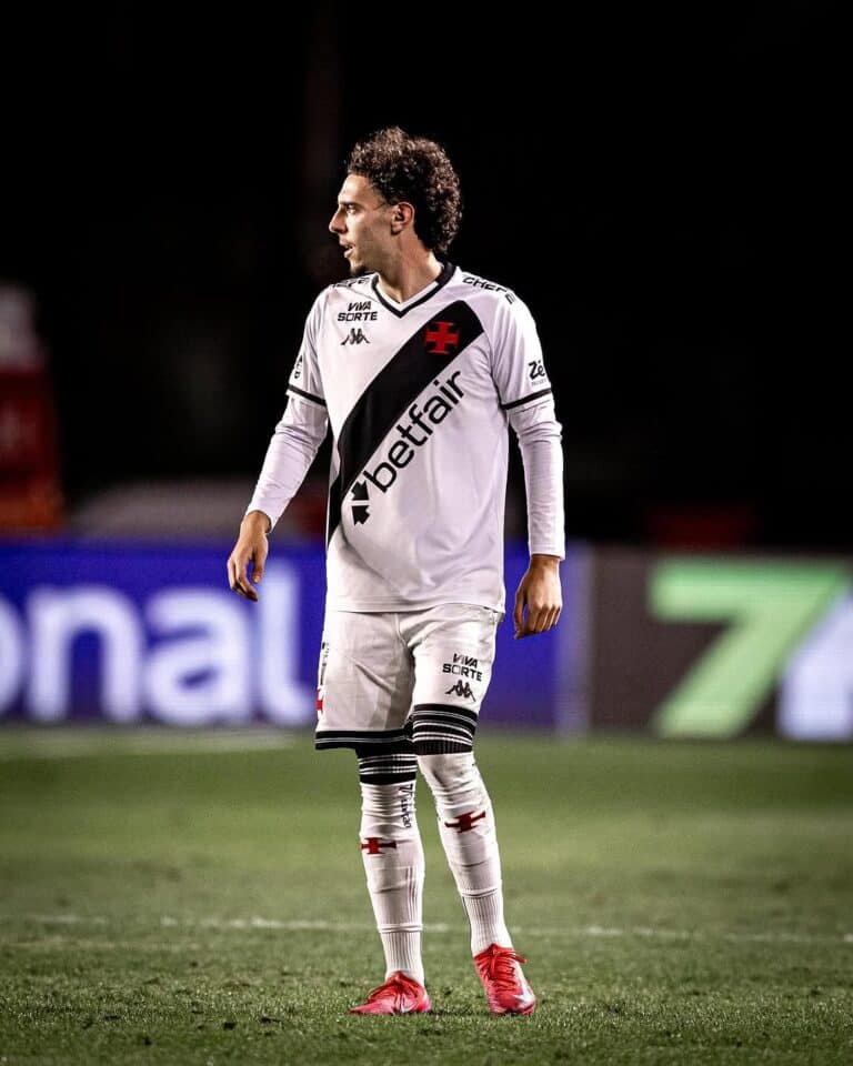 Imagem_de_jogador_do_vasco_em_ação_durante_jogo_de_futebol_com_uniforme_branco_e_preto.jpg.
