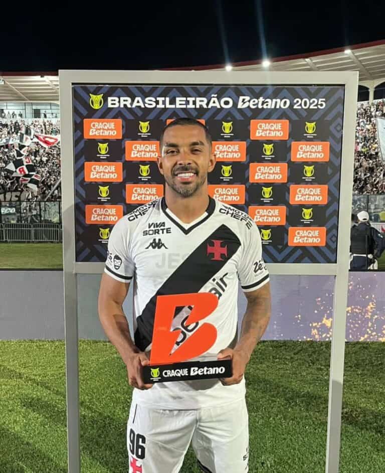 BRAZILIAN SOCCER PLAYER APPEARS WITH VASCO JERSEY AND TROPHY AT CEREMONY.