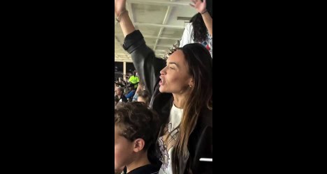 Mulher comemorando na torcida do Vasco.