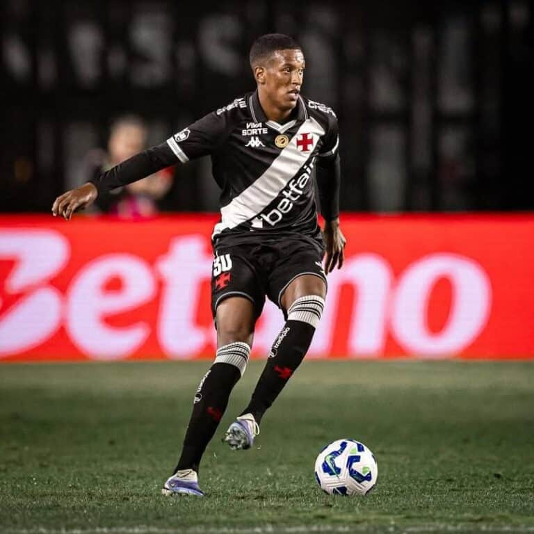 Jogador do Vasco em ação no campo.