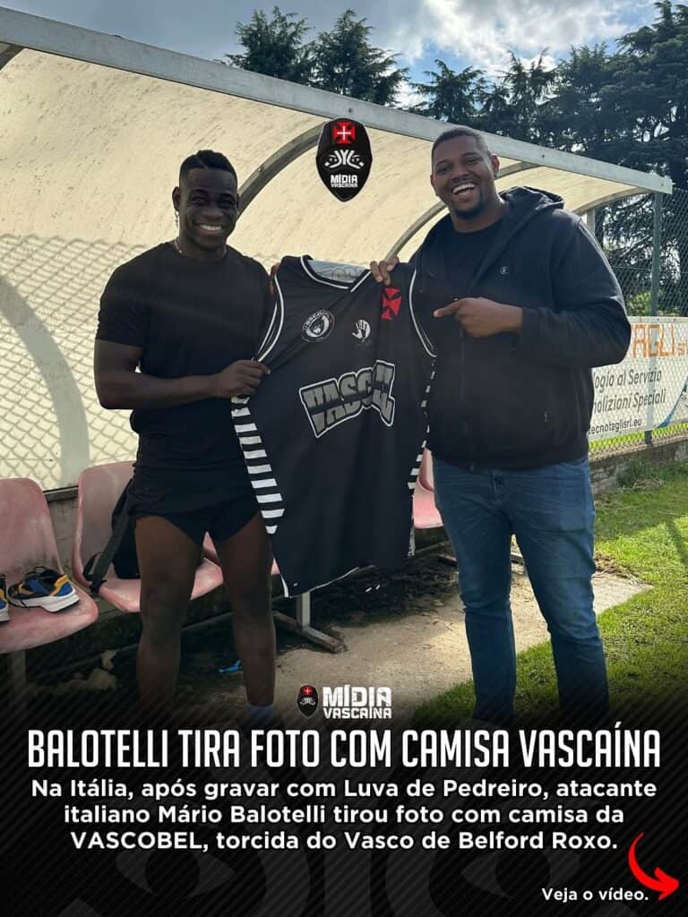 Balotelli com camiseta do Vasco de Belford Roxo.