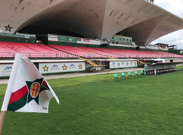 Estádio do Vasco com bandeira no campo de jogo.