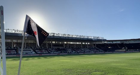 Estádio de futebol do Vasco da Gama ao pôr do sol.