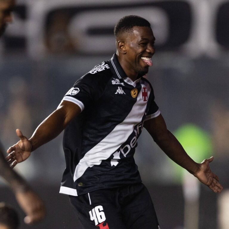 Jogador de futebol comemorando gol em campo.