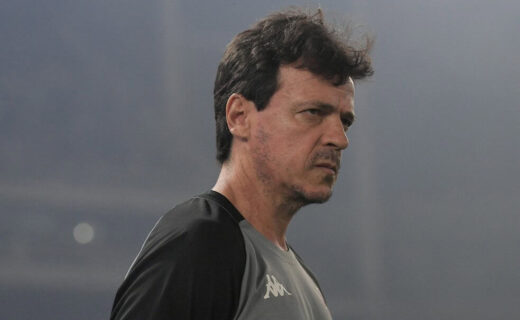 Treinador do Vasco, em perfil sério e concentrado.