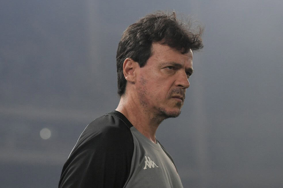 Treinador do Vasco, em perfil sério e concentrado.