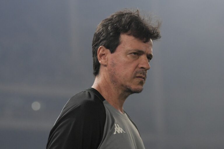 Treinador do Vasco durante partida.