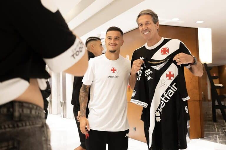 De jogadores do Vasco segurando uniforme oficial.