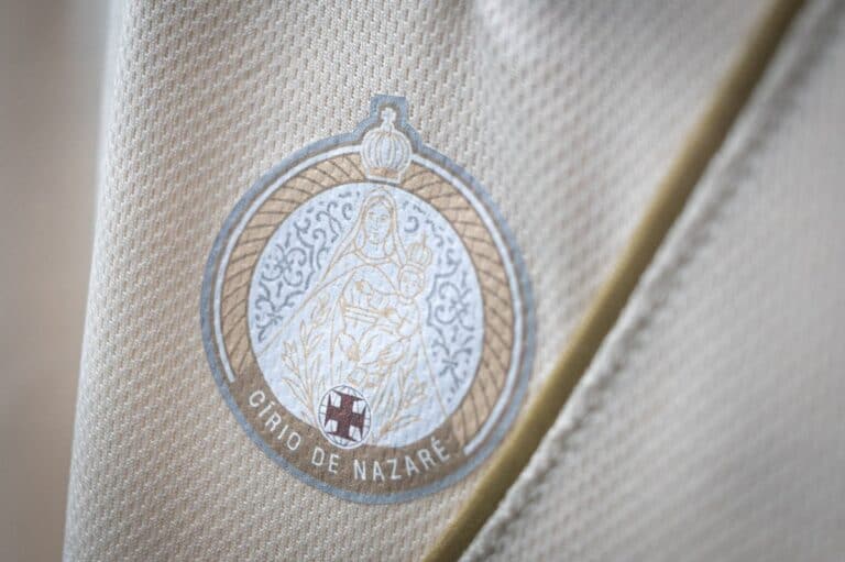 Círculo de Nazaré do Vaticano, detalhe em tecido bege com escudo.