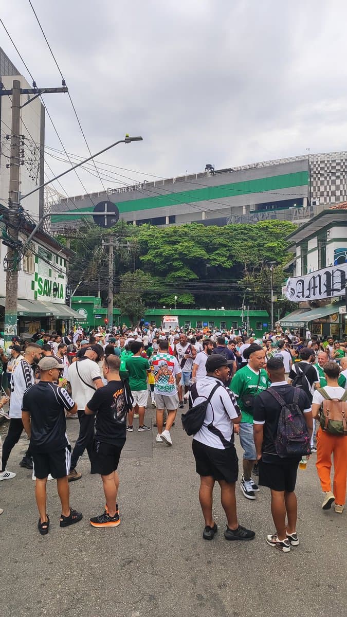 - Torcida do Vasco reunida na rua antes do jogo.