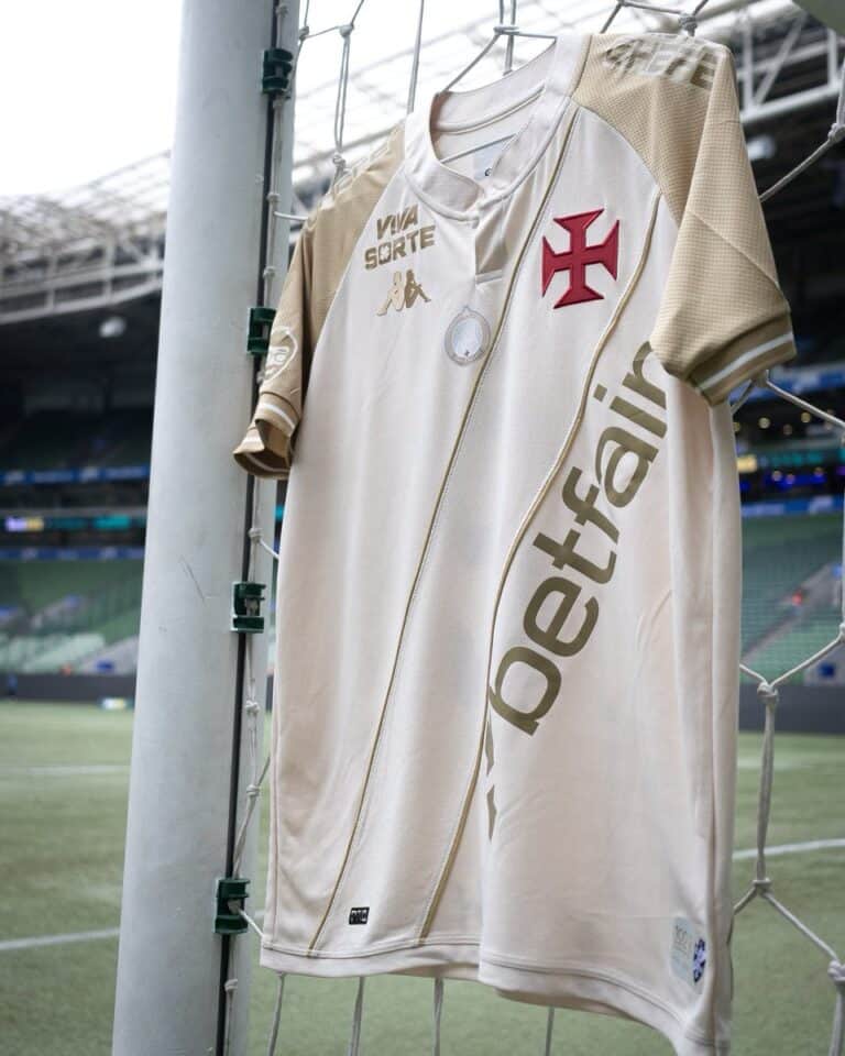 Vasco da Gama: uniforme de futebol pendurado na cerca do estádio.