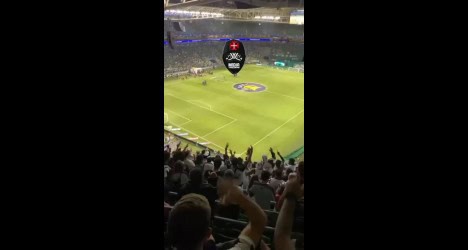 Estádio do Vasco com torcida e campo iluminado.