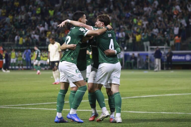 Goleiros Vasco comemorando vitória no estádio.