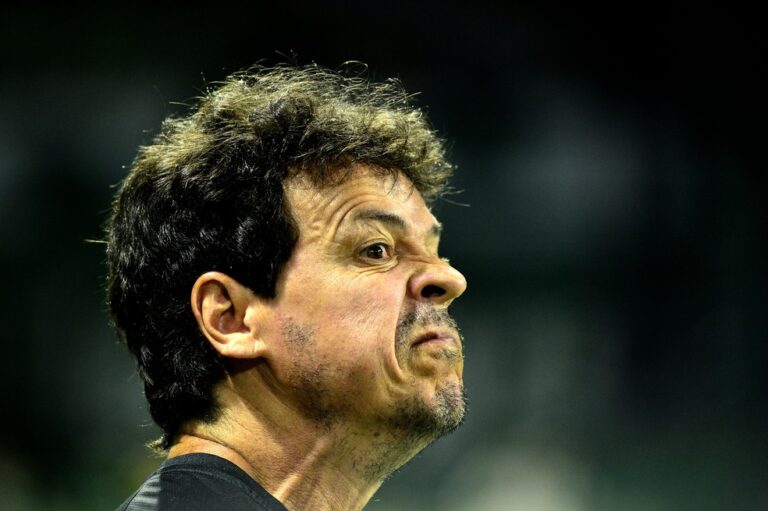 Rosto de homem fazendo careta expressiva.