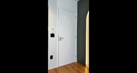 Porta branca de madeira moderna.