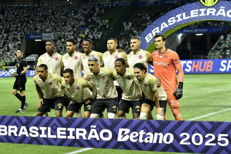 Vasco da Gama em campo com uniforme oficial no estádio.