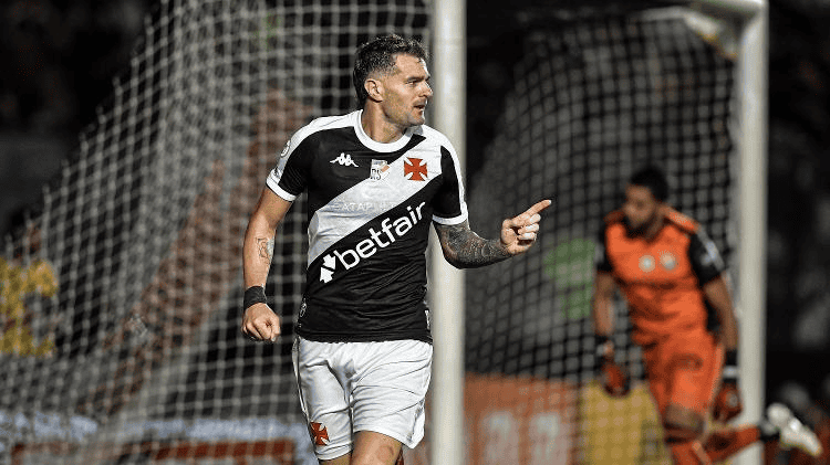 Vasco comemorando gol em campo.