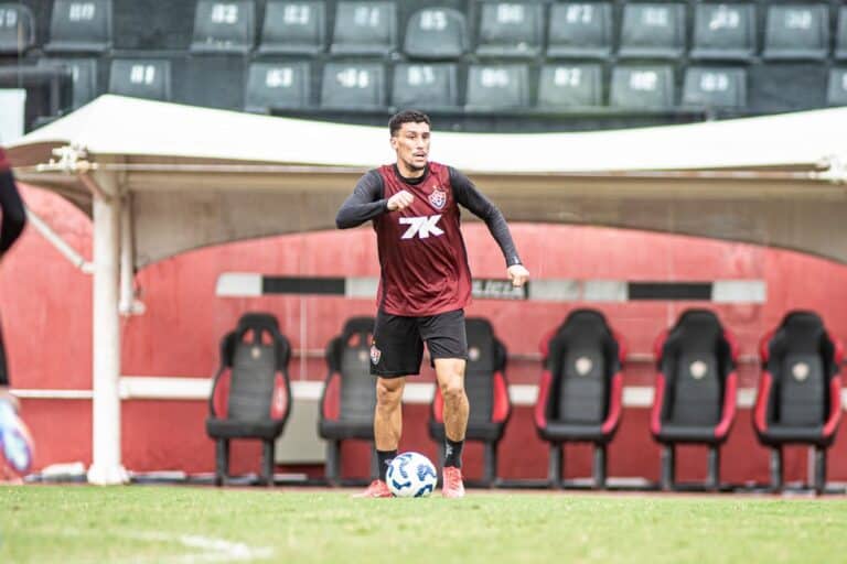 Jogador do Vasco treinando com bola no campo.